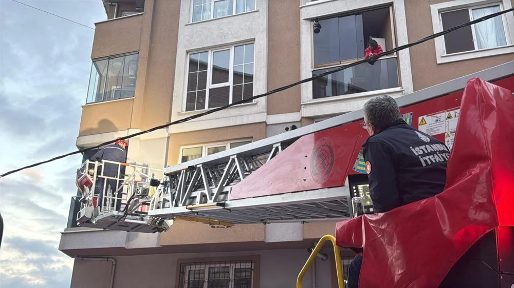 Kağıthane’de Çamaşır Makinesi Kapıyı Kapatınca İtfaiye Ekipleri Yardıma Geldi