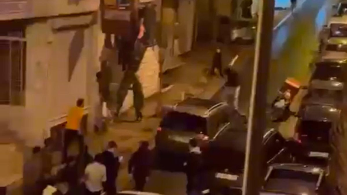 Kağıthan’de darbedildi, aracın camını kırdı