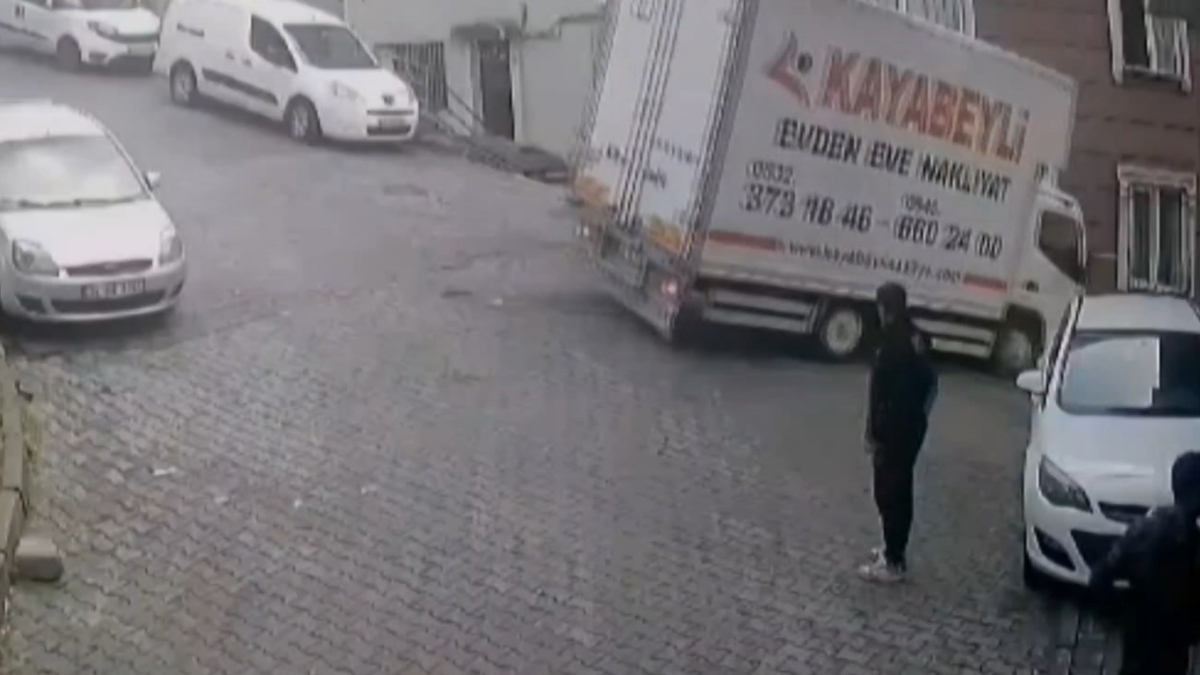 İstanbul Kağıthane’de kamyonet binaya çarptı