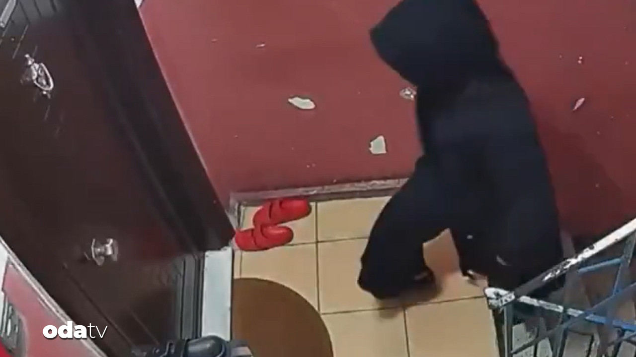 Hırsızlık girişimi kamerada: Kapıyı dinledi ses duyunca topukladı